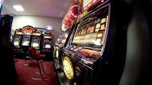 Ilustrasi pengguna mobile melakukan penarikan dana melalui aplikasi m777casino dengan mudah dan aman